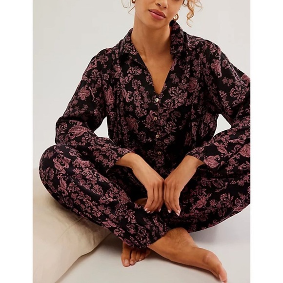 Listing Details
FREE PEOPLE Steady Love PJ Set /
Black - Picture 7 of 9